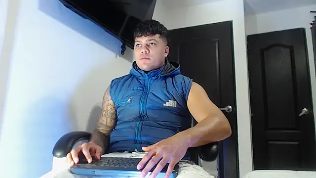 Boyhot 00 online show from 10/19/25, 12:22