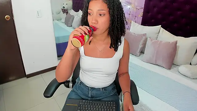 Snapshot of cloe_555 chatting on 11/24/25, 10:20 cloe 555 online show from 11/24/25, 10:20