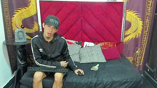 Snapshot of Pride_couple chatting on 12/21/25, 12:18 Pride couple online show from 12/21/25, 12:18