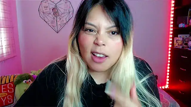 Snapshot of EllieMoonX chatting on 03/12/26, 10:05 EllieMoonX online show from 03/12/26, 10:05