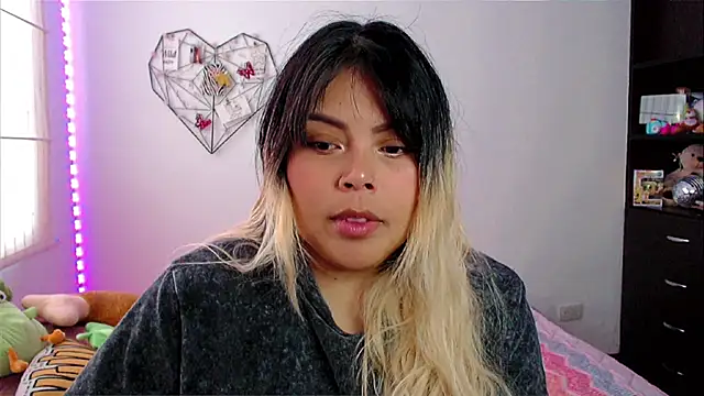 Snapshot of EllieMoonX chatting on 04/01/26, 10:07 EllieMoonX online show from 04/01/26, 10:07