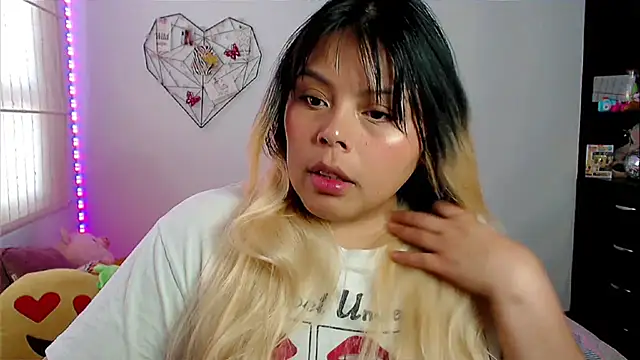 Snapshot of EllieMoonX chatting on 04/08/26, 10:32 EllieMoonX online show from 04/08/26, 10:32