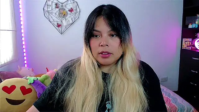 Snapshot of EllieMoonX chatting on 04/10/26, 10:03 EllieMoonX online show from 04/10/26, 10:03