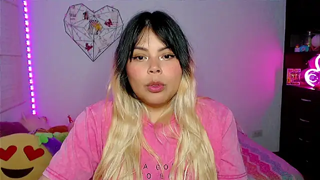 Snapshot of EllieMoonX chatting on 04/14/26, 11:11 EllieMoonX online show from 04/14/26, 11:11