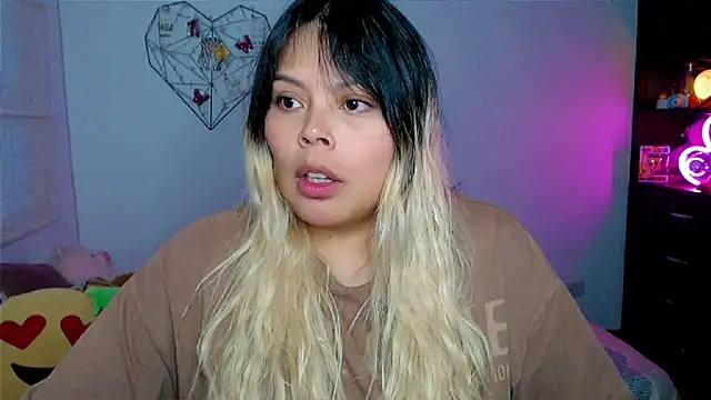 Snapshot of EllieMoonX chatting on 04/15/26, 11:05 EllieMoonX online show from 04/15/26, 11:05