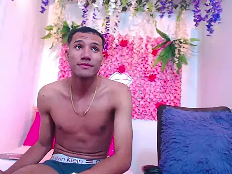 ADRIEL  VEGA online show from 10/22/25, 04:46