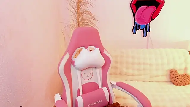 Snapshot of EmmaMyers1 chatting on 10/19/25, 12:00 EmmaMyers1 online show from 10/19/25, 12:00