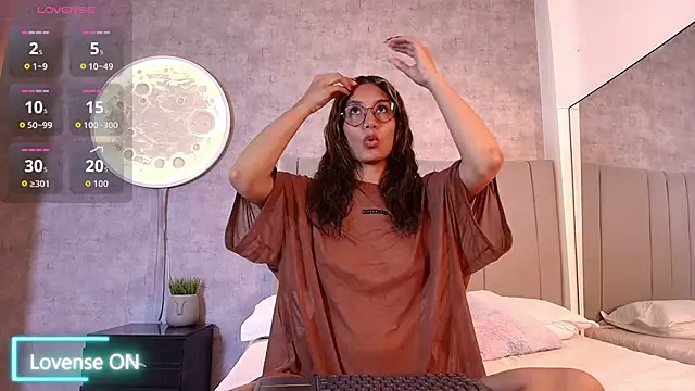 Snapshot of alexandralopez- chatting on 11/24/25, 06:51 alexandralopez- online show from 11/24/25, 06:51