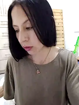 Snapshot of you_yuyuu chatting on 11/21/25, 09:57 you yuyuu online show from 11/21/25, 09:57