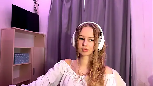 Snapshot of LunaCrave chatting on 10/14/25, 05:19 LunaCrave online show from 10/14/25, 05:19