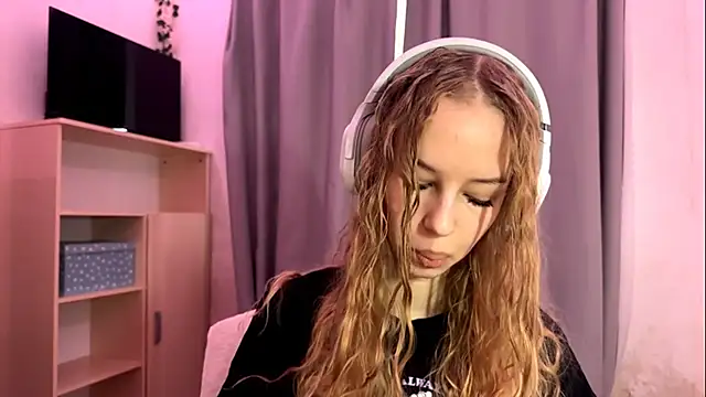 Snapshot of LunaCrave chatting on 10/15/25, 05:18 LunaCrave online show from 10/15/25, 05:18