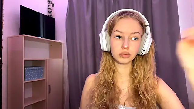 Snapshot of LunaCrave chatting on 10/16/25, 11:11 LunaCrave online show from 10/16/25, 11:11