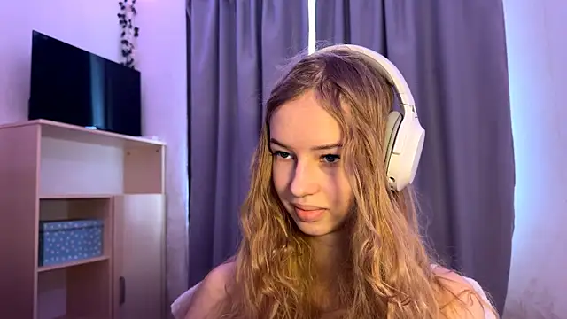 Snapshot of LunaCrave chatting on 10/17/25, 09:23 LunaCrave online show from 10/17/25, 09:23