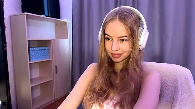 Snapshot of LunaCrave chatting on 10/20/25, 09:54 LunaCrave online show from 10/20/25, 09:54