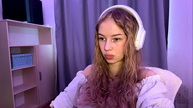 Snapshot of LunaCrave chatting on 10/21/25, 10:27 LunaCrave online show from 10/21/25, 10:27