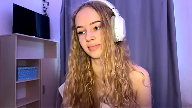 Snapshot of LunaCrave chatting on 10/22/25, 09:42 LunaCrave online show from 10/22/25, 09:42