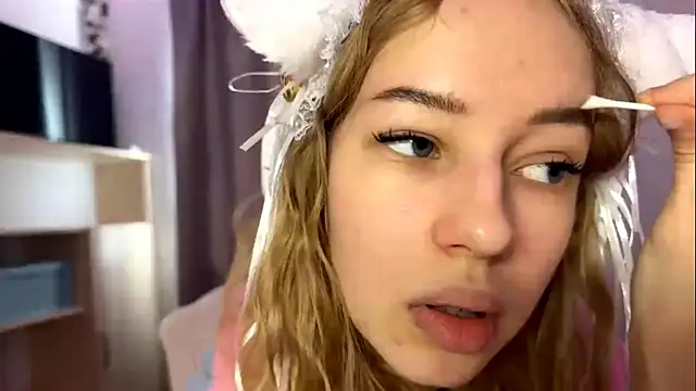 Snapshot of LunaCrave chatting on 10/23/25, 09:30 LunaCrave online show from 10/23/25, 09:30