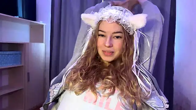 Snapshot of LunaCrave chatting on 10/24/25, 07:27 LunaCrave online show from 10/24/25, 07:27