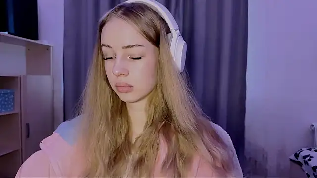 Snapshot of LunaCrave chatting on 10/27/25, 09:35 LunaCrave online show from 10/27/25, 09:35