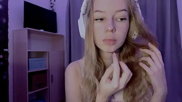 Snapshot of LunaCrave chatting on 10/28/25, 04:05 LunaCrave online show from 10/28/25, 04:05