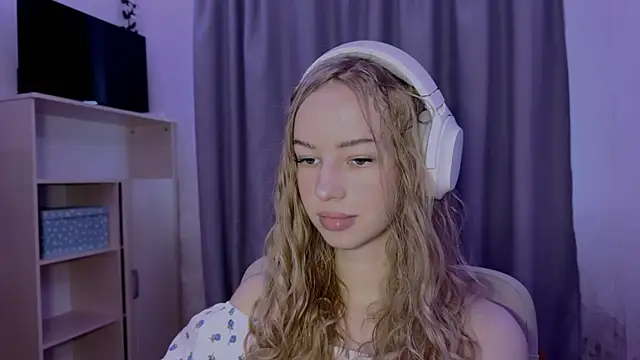 Snapshot of LunaCrave chatting on 10/29/25, 11:56 LunaCrave online show from 10/29/25, 11:56