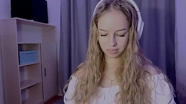 Snapshot of LunaCrave chatting on 10/30/25, 12:06 LunaCrave online show from 10/30/25, 12:06