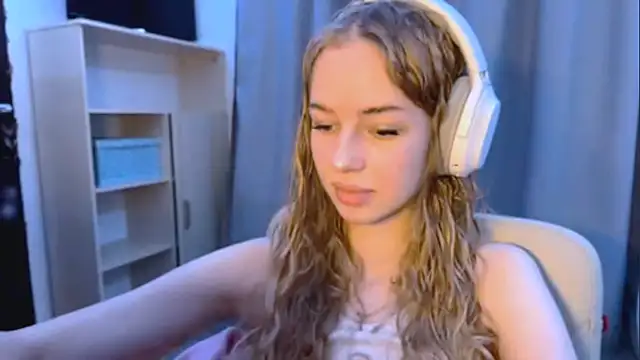 Snapshot of LunaCrave chatting on 11/04/25, 11:20 LunaCrave online show from 11/04/25, 11:20