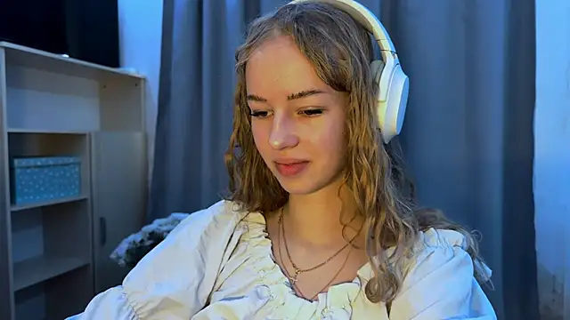 Snapshot of LunaCrave chatting on 11/07/25, 07:19 LunaCrave online show from 11/07/25, 07:19