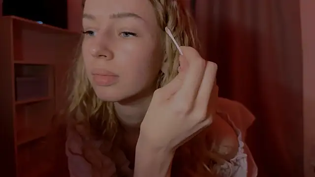 Snapshot of LunaCrave chatting on 11/10/25, 02:16 LunaCrave online show from 11/10/25, 02:16