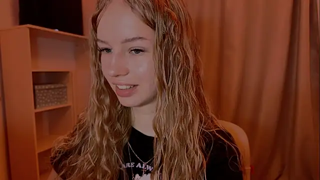 Snapshot of LunaCrave chatting on 11/24/25, 09:09 LunaCrave online show from 11/24/25, 09:09