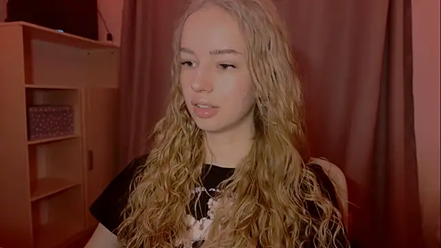 Snapshot of LunaCrave chatting on 11/25/25, 02:17 LunaCrave online show from 11/25/25, 02:17