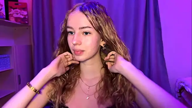 Snapshot of LunaCrave chatting on 11/27/25, 02:41 LunaCrave online show from 11/27/25, 02:41