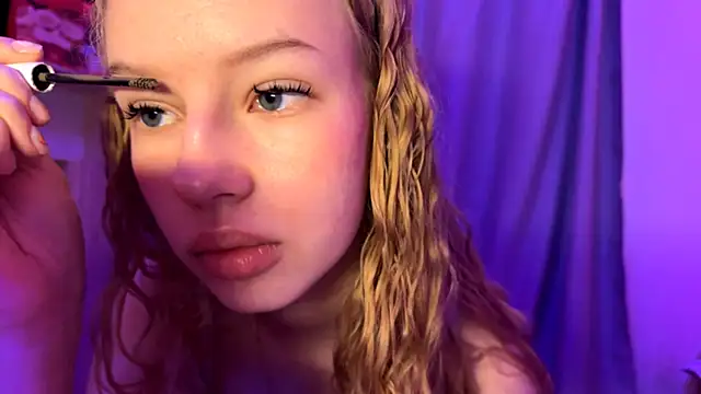 Snapshot of LunaCrave chatting on 11/28/25, 12:41 LunaCrave online show from 11/28/25, 12:41