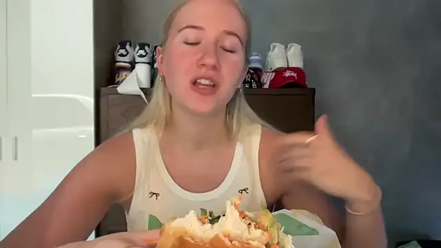 Snapshot of itssosierra chatting on 04/03/26, 02:31 itssosierra online show from 04/03/26, 02:31