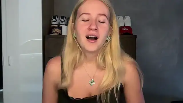 Snapshot of itssosierra chatting on 04/22/26, 02:36 itssosierra online show from 04/22/26, 02:36