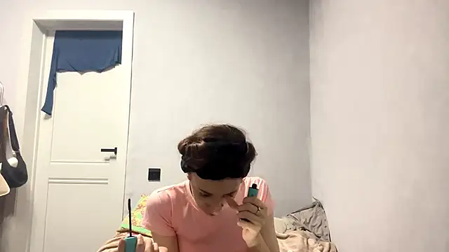 Snapshot of WildPeachh chatting on 10/28/25, 06:21 WildPeachh online show from 10/28/25, 06:21