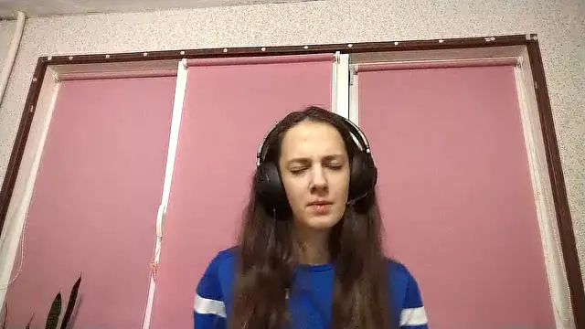 Snapshot of DominiqueFarria chatting on 10/16/25, 03:35 DominiqueFarria online show from 10/16/25, 03:35