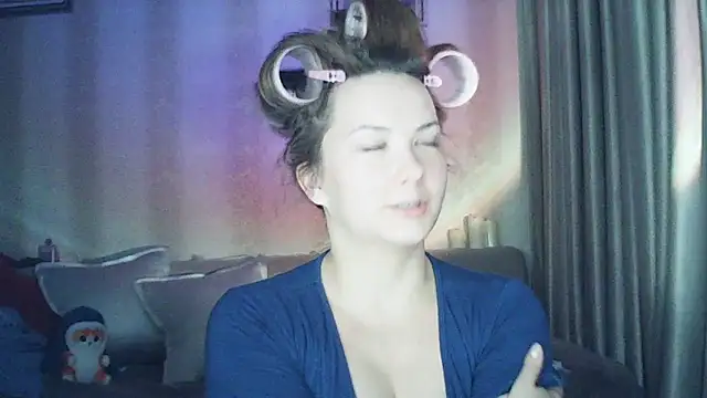 Snapshot of MoodieMira chatting on 02/16/26, 03:19 MoodieMira online show from 02/16/26, 03:19