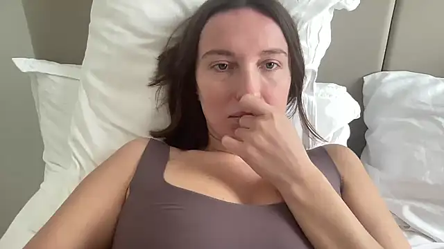 Snapshot of CArivora chatting on 02/25/26, 12:15 CArivora online show from 02/25/26, 12:15