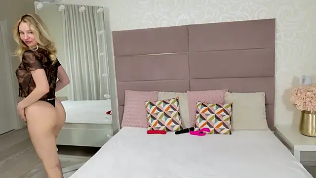 Snapshot of IndieMoon chatting on 03/06/26, 06:04 IndieMoon online show from 03/06/26, 06:04