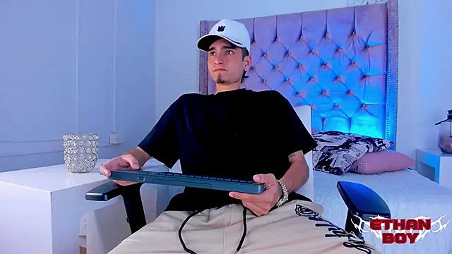 Ethan Boy  online show from 11/28/25, 09:06