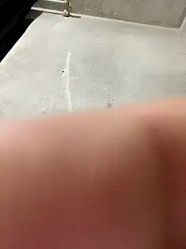 Snapshot of manu8325 chatting on 10/19/25, 12:33 manu8325 online show from 10/19/25, 12:33