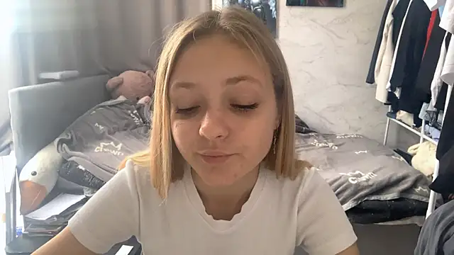 Snapshot of _petaI chatting on 10/13/25, 07:52  petaI online show from 10/13/25, 07:52