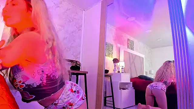 Sophie teller online show from 10/13/25, 04:12