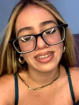 Snapshot of Shopia2790 chatting on 10/24/25, 09:00 Shopia2790 online show from 10/24/25, 09:00