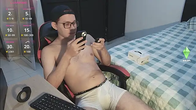 Snapshot of Josh_18cm chatting on 10/25/25, 10:45 Josh 18cm online show from 10/25/25, 10:45