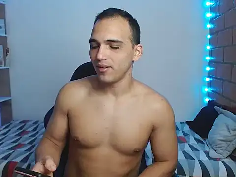 Maax3023 online show from 12/17/25, 04:24