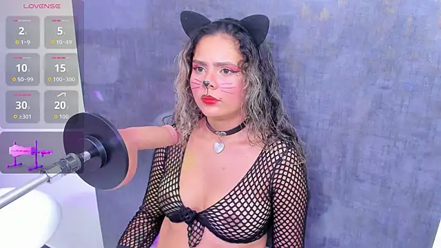 Snapshot of elizabeth_liones_ chatting on 10/31/25, 12:33 elizabeth liones online show from 10/31/25, 12:33