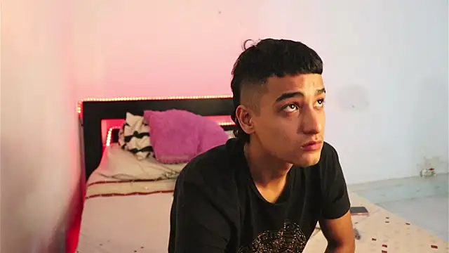 Snapshot of AnyRUSSO chatting on 12/01/25, 10:59 AnyRUSSO online show from 12/01/25, 10:59