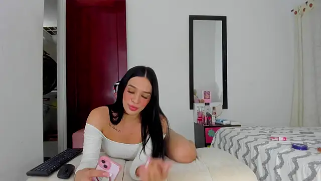 Snapshot of princesa_luissa chatting on 11/11/25, 02:33 princesa luissa online show from 11/11/25, 02:33